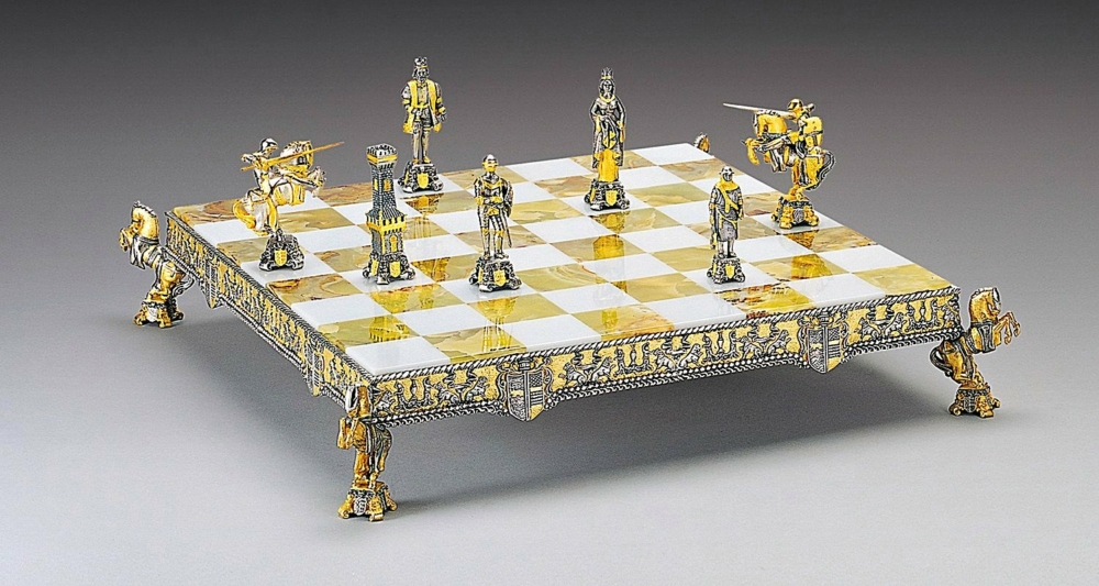 Ensemble "Roi Arthur et Guenièvre" Echiquier et Jeu d'Echecs en Bronze, Onyx et Or 24 Carats