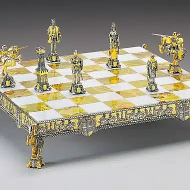 Ensemble "Roi Arthur et Guenièvre" Echiquier et Jeu d'Echecs en Bronze, Onyx et Or 24 Carats
