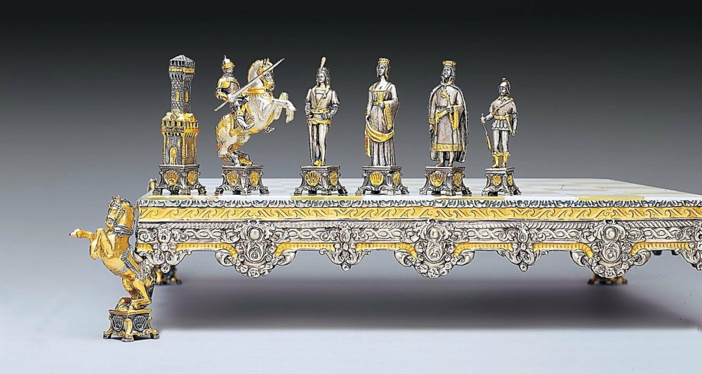 Ensemble "Soldats du Vatican vs Soldats de l'Etat II" Echiquier et Jeu d'Echecs en Bronze, Onyx et Or 24 Carats