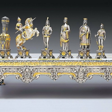 Ensemble "Soldats du Vatican vs Soldats de l'Etat II" Echiquier et Jeu d'Echecs en Bronze, Onyx et Or 24 Carats