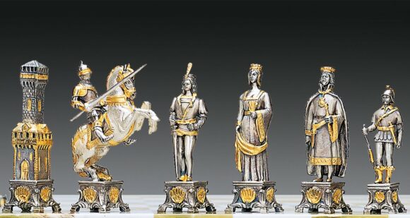 Ensemble "Soldats du Vatican vs Soldats de l'Etat" Table d'Echiquier carrée et Jeu d'Echecs en Bronze, Onyx et Or 24 Carats