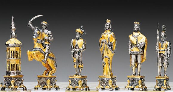 Ensemble "Soldats du Vatican vs Soldats de l'Etat" Table d'Echiquier carrée et Jeu d'Echecs en Bronze, Onyx et Or 24 Carats