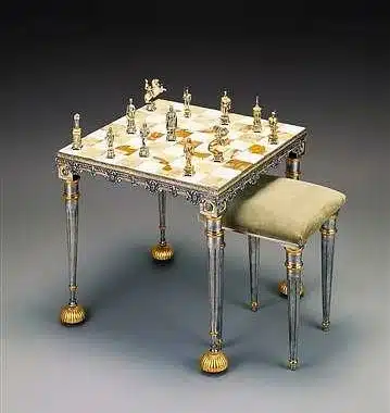 Table d'échiquier carrée en onyx avec pièces en bronze doré et argenté, et tabouret assorti