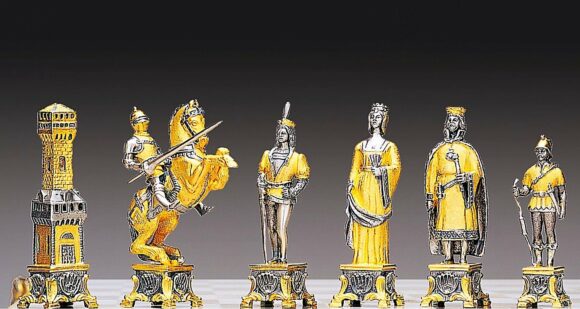Ensemble "Soldats du Vatican vs Soldats de l'Etat" Table d'Echiquier Ronde et Jeu d'Echecs en Bronze, Onyx et Or 24 Carats