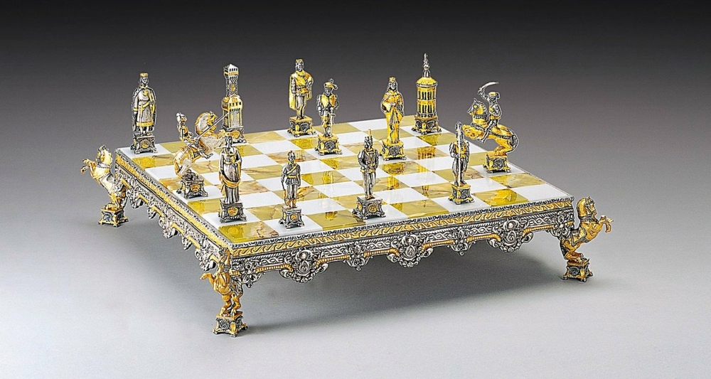 Ensemble "Soldats du Vatican vs Soldats de l'Etat II" Echiquier et Jeu d'Echecs en Bronze, Onyx et Or 24 Carats