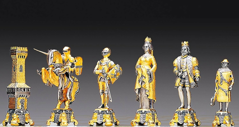 Ensemble "Bataille Médiévale XIIIe Siècle" Table d'Echiquier et Jeu d'Echecs en Bronze, Onyx et Or 24 Carats