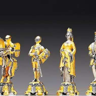 Ensemble "Bataille Médiévale XIIIe Siècle" Table d'Echiquier et Jeu d'Echecs en Bronze, Onyx et Or 24 Carats