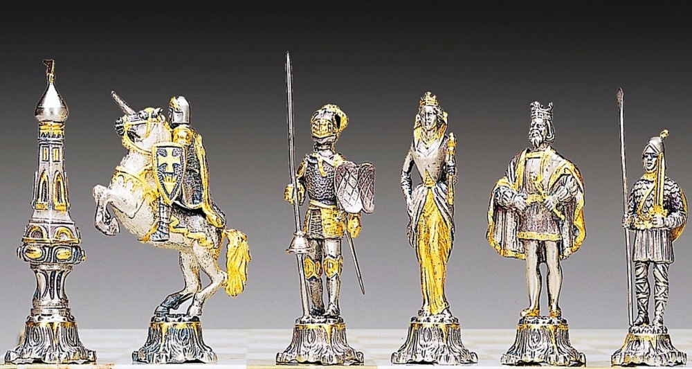 Ensemble "Bataille Médiévale XIIIe Siècle" Table d'Echiquier et Jeu d'Echecs en Bronze, Onyx et Or 24 Carats