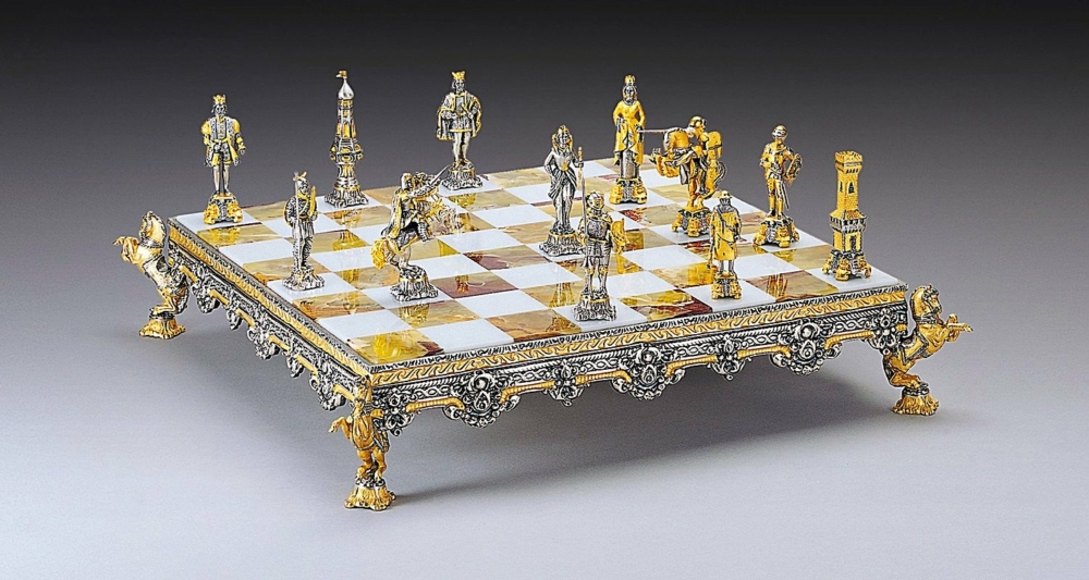 Ensemble "Bataille Médiévale XIIIe Siècle" Echiquier et Jeu d'Echecs en Bronze, Onyx et Or 24 Carats