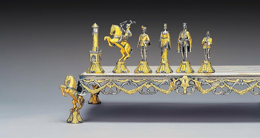 Ensemble "Bataille Médiévale" Echiquier et Jeu d'Echecs en Bronze, Onyx et Or 24 Carats