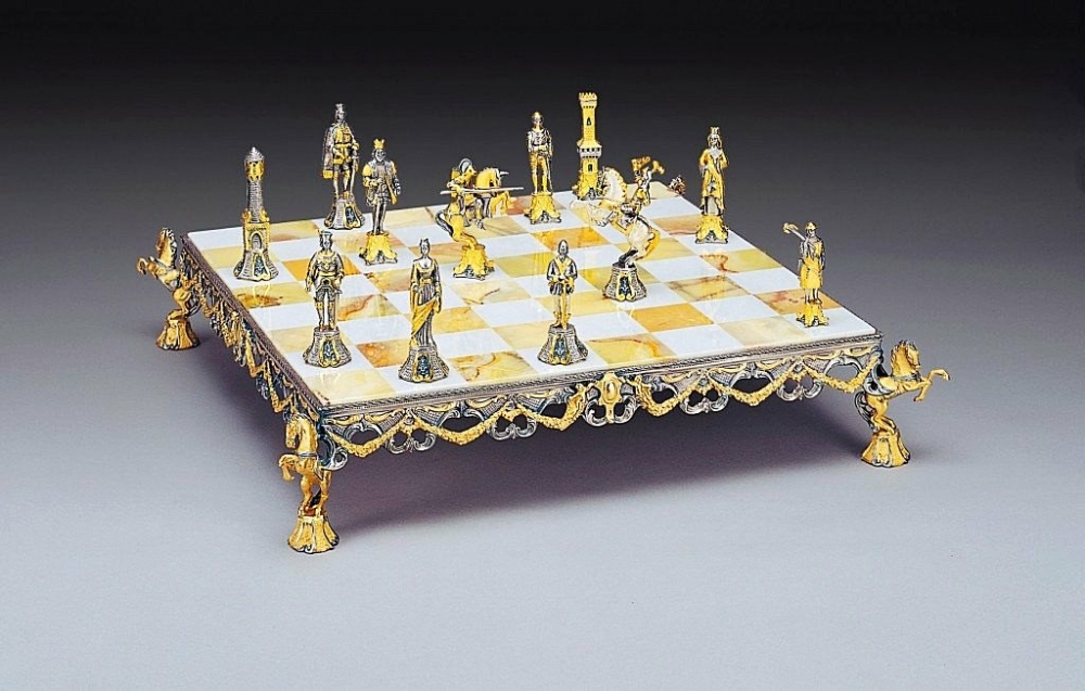 Ensemble "Bataille Médiévale" Echiquier et Jeu d'Echecs en Bronze, Onyx et Or 24 Carats