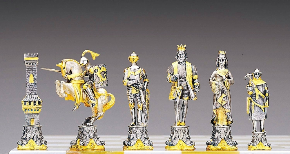 Ensemble "Bataille Médiévale" Table d'Echiquier et Jeu d'Echecs en Bronze, Onyx et Or 24 Carats