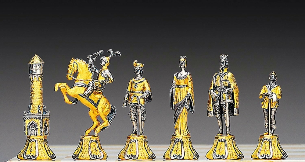 Ensemble "Bataille Médiévale" Table d'Echiquier et Jeu d'Echecs en Bronze, Onyx et Or 24 Carats