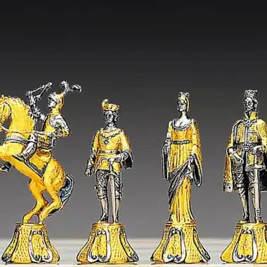 Pièces d'échecs dorées représentant roi, dame, chevalier et cavalier