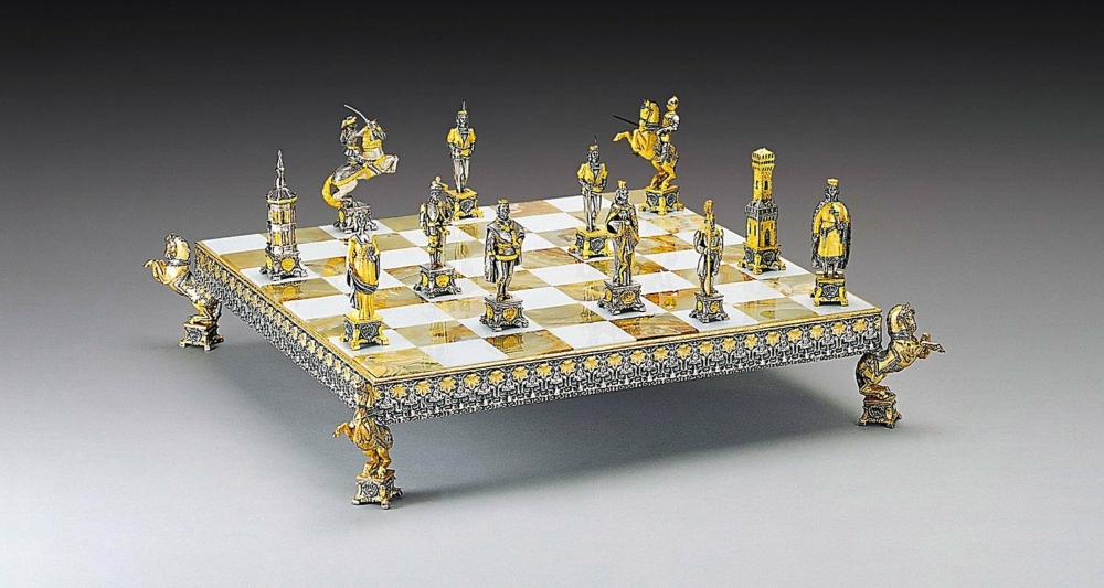 Ensemble "Soldats du Vatican vs Soldats de l'Etat" Echiquier et Jeu d'Echecs en Bronze, Onyx et Or 24 Carats