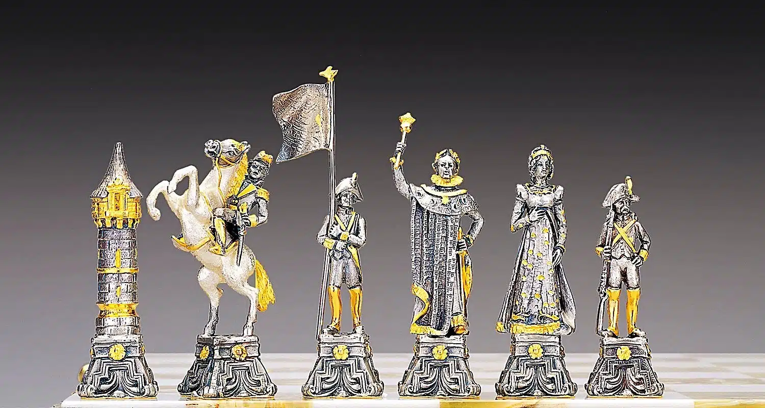Pièces du camp Tsar Dimitri : cavalier, porte-drapeau, roi et dame en argent et or