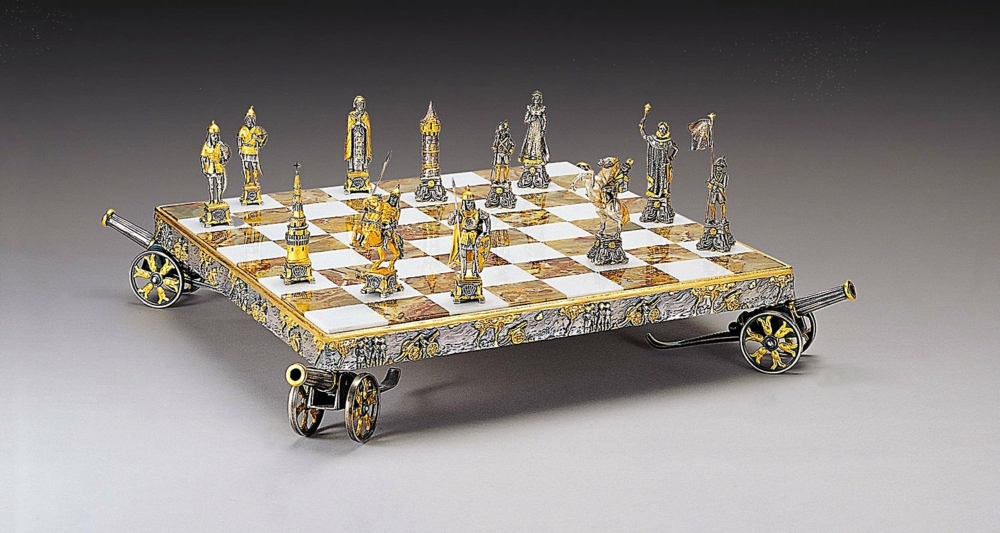 Ensemble "Napoléon Bonaparte et le Tsar Dimitri" Echiquier et Jeu d'Echecs en Bronze, Onyx et Or 24 Carats