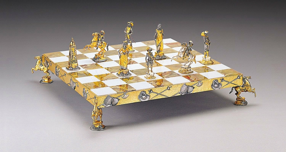 Ensemble "Louis XIV le Roi Soleil" Echiquier et Jeu d'Echecs en Bronze, Onyx et Or 24 Carats