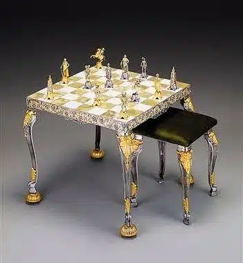 Ensemble "Louis XIV le Roi Soleil 1643" Table d'Echiquier carré et Jeu d'Echecs en Bronze, Onyx et Or 24 Carats