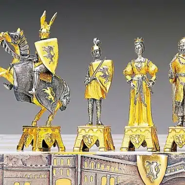 Ensemble "Vénétie Médiévale" Table d'Echiquier carré et Jeu d'Echecs en Bronze, Onyx et Or 24 Carats