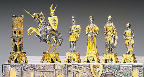 Ensemble "Vénétie Médiévale" Table d'Echiquier carré et Jeu d'Echecs en Bronze, Onyx et Or 24 Carats
