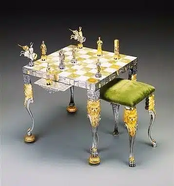 Ensemble "Vénétie Médiévale" Table d'Echiquier carré et Jeu d'Echecs en Bronze, Onyx et Or 24 Carats