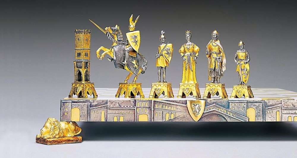 Ensemble "Vénétie Médiévale" Echiquier et Jeu d'Echecs en Bronze, Onyx et Or 24 Carats