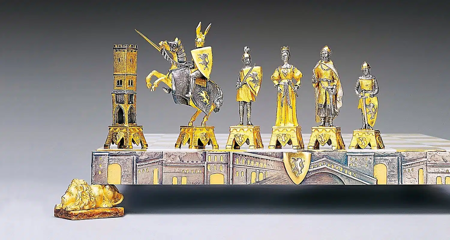 Ensemble "Vénétie Médiévale" Echiquier et Jeu d'Echecs en Bronze, Onyx et Or 24 Carats