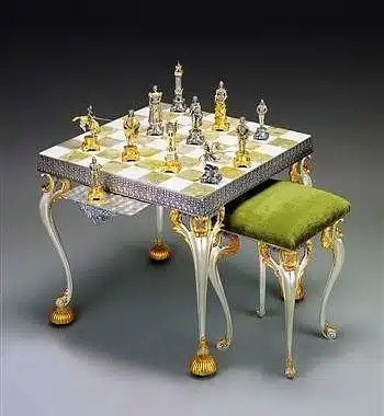 Table d'échiquier carrée en bronze, onyx et or avec pièces et tabouret vert