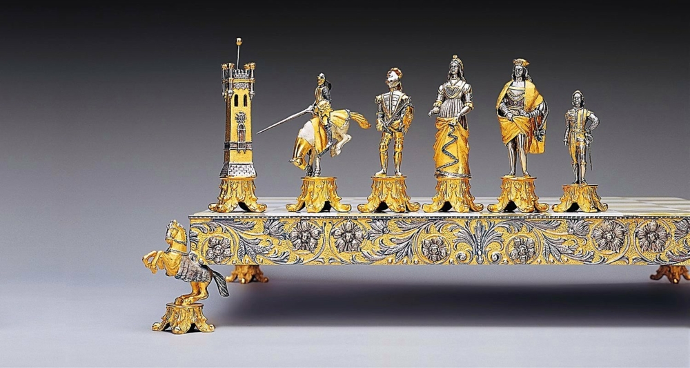 Ensemble "Médicis Vs Pazzi" Echiquier et Jeu d'Echecs en Bronze, Onyx et Or 24 Carats