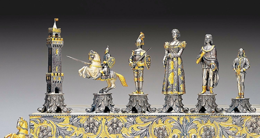Ensemble "Médicis Vs Pazzi" Echiquier et Jeu d'Echecs en Bronze, Onyx et Or 24 Carats