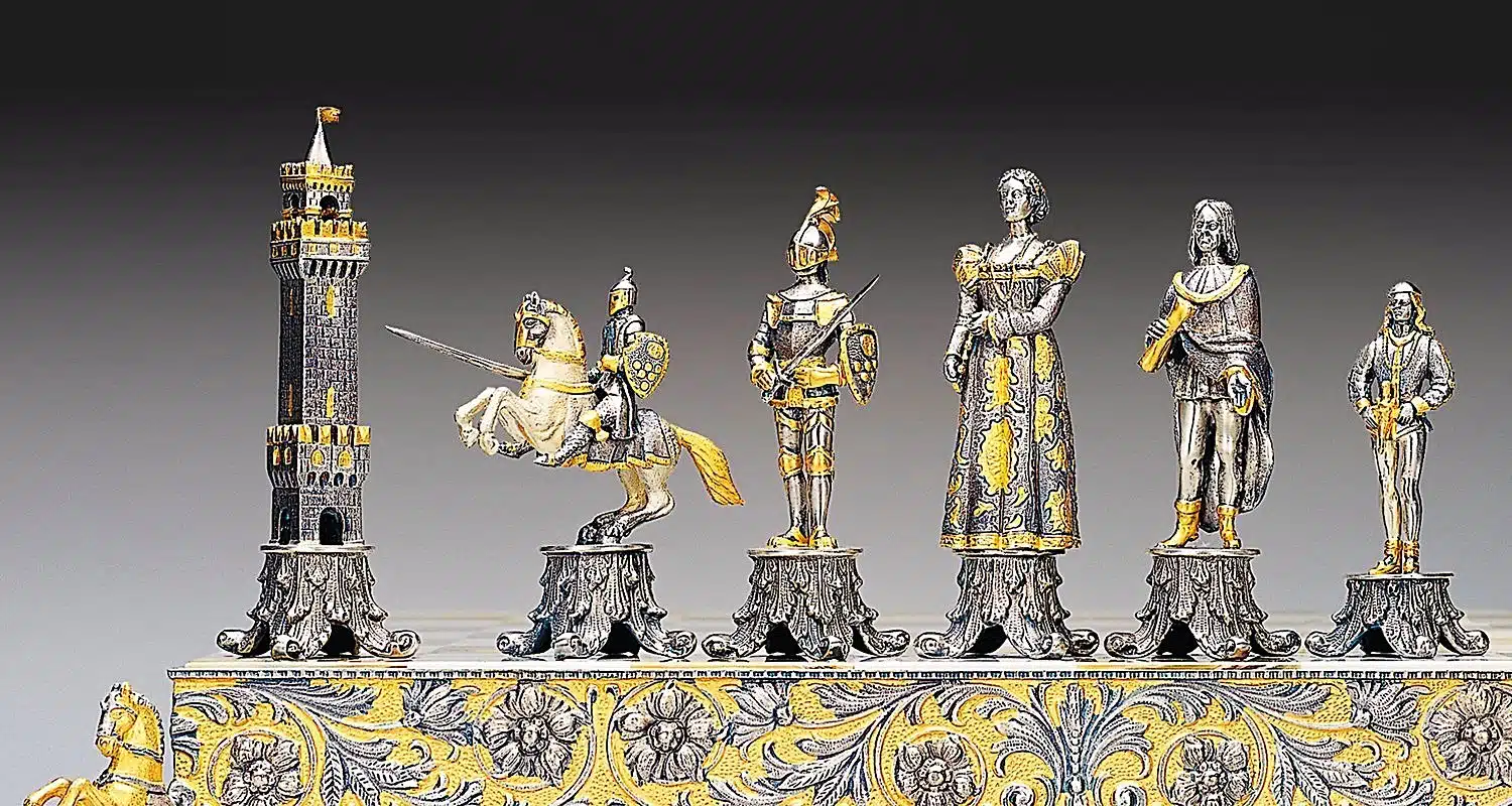 Ensemble "Médicis Vs Pazzi" Echiquier et Jeu d'Echecs en Bronze, Onyx et Or 24 Carats