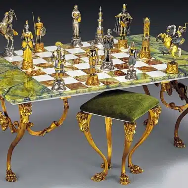 Ensemble XL "Charlemage Roi des Carolingiens vs Maures d'Espagne" Table d'Echiquier rectangulaire et Jeu d'Echecs en Bronze, Onyx et Or 24 Carats
