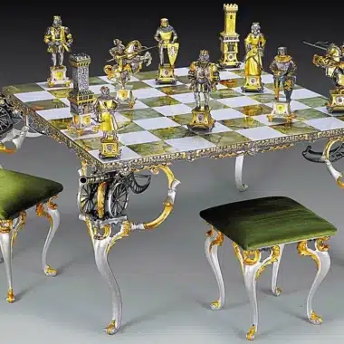 Table d'échiquier médiévale en onyx avec pièces en bronze et or 24 carats, tabourets velours