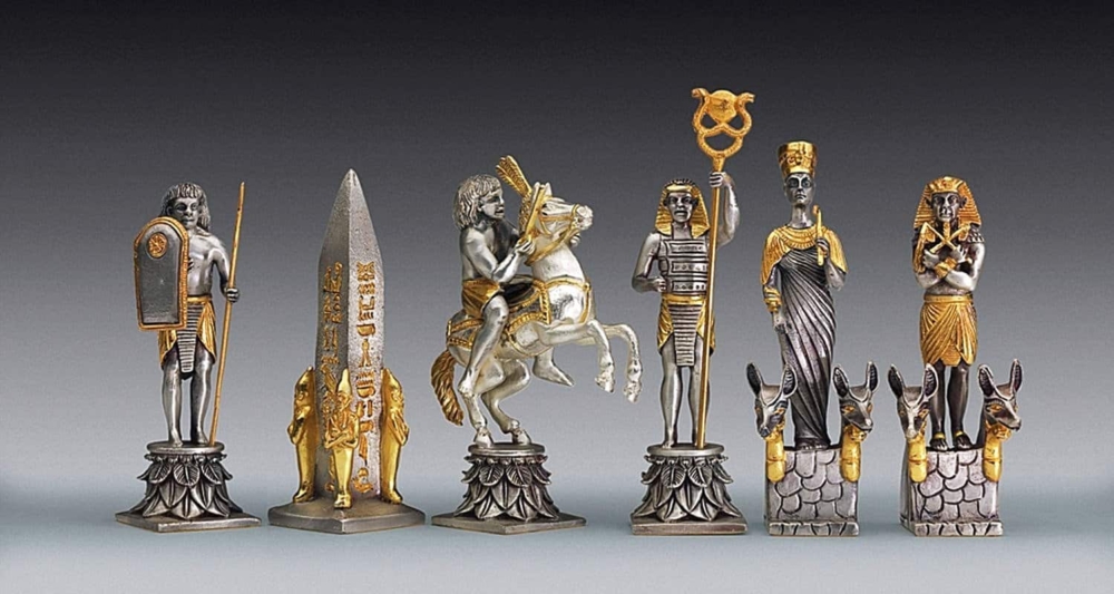 Ensemble "Bataille d'Actium Egyptiens vs Romains" Table d'Echiquier Carrée et Jeu d'Echecs en Bronze, Onyx et Or 24 Carats