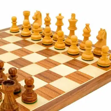 Ensemble "Knight Academy" Echiquier en Bois de Noyer et d'Erable & Jeu d'Echecs en Bois de Rose