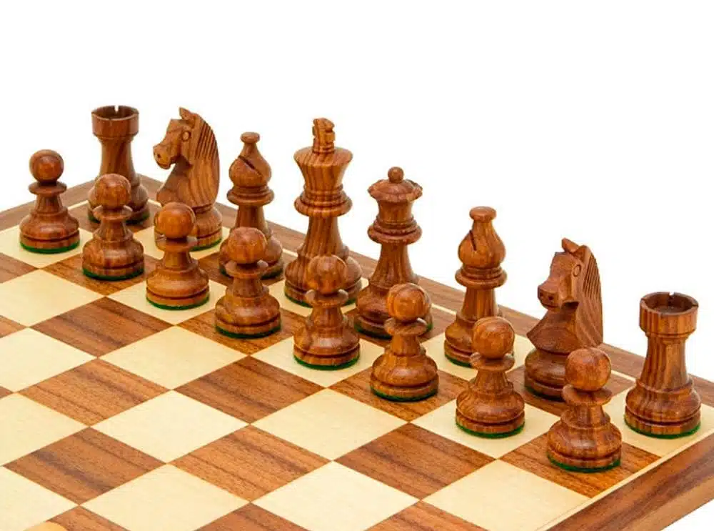 Ensemble "Knight Academy" Echiquier en Bois de Noyer et d'Erable & Jeu d'Echecs en Bois de Rose