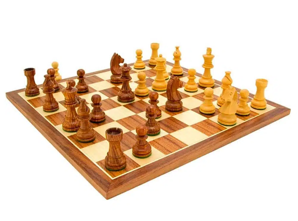 Ensemble "Knight Academy" Echiquier en Bois de Noyer et d'Erable & Jeu d'Echecs en Bois de Rose