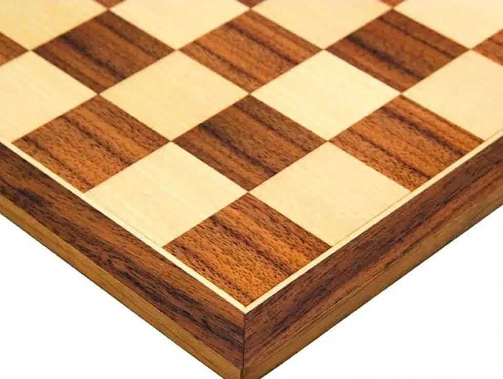 Ensemble "Knight Academy" Echiquier en Bois de Noyer et d'Erable & Jeu d'Echecs en Bois de Rose