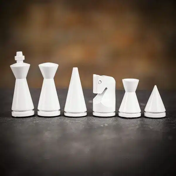 Ensemble Pyramide Moderne Gris Echiquier en Bois de Bruyère et d'Erable & Jeu d'Echecs en Bois Laqué Noir et Blanc – Image 6