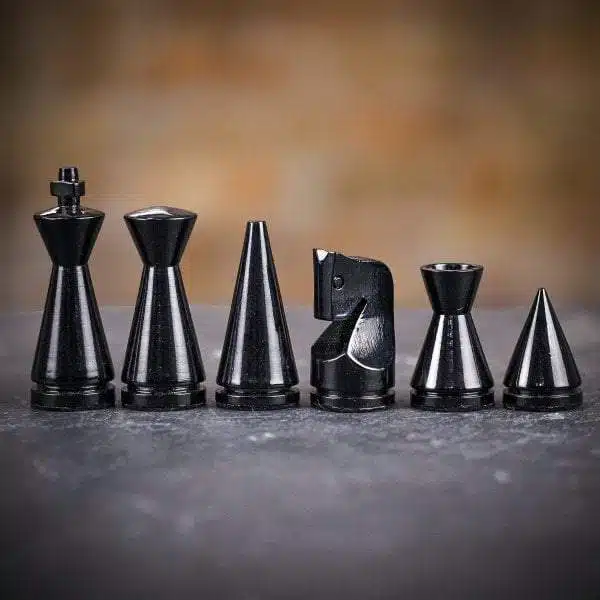 Ensemble Pyramide Moderne Gris Echiquier en Bois de Bruyère et d'Erable & Jeu d'Echecs en Bois Laqué Noir et Blanc – Image 7