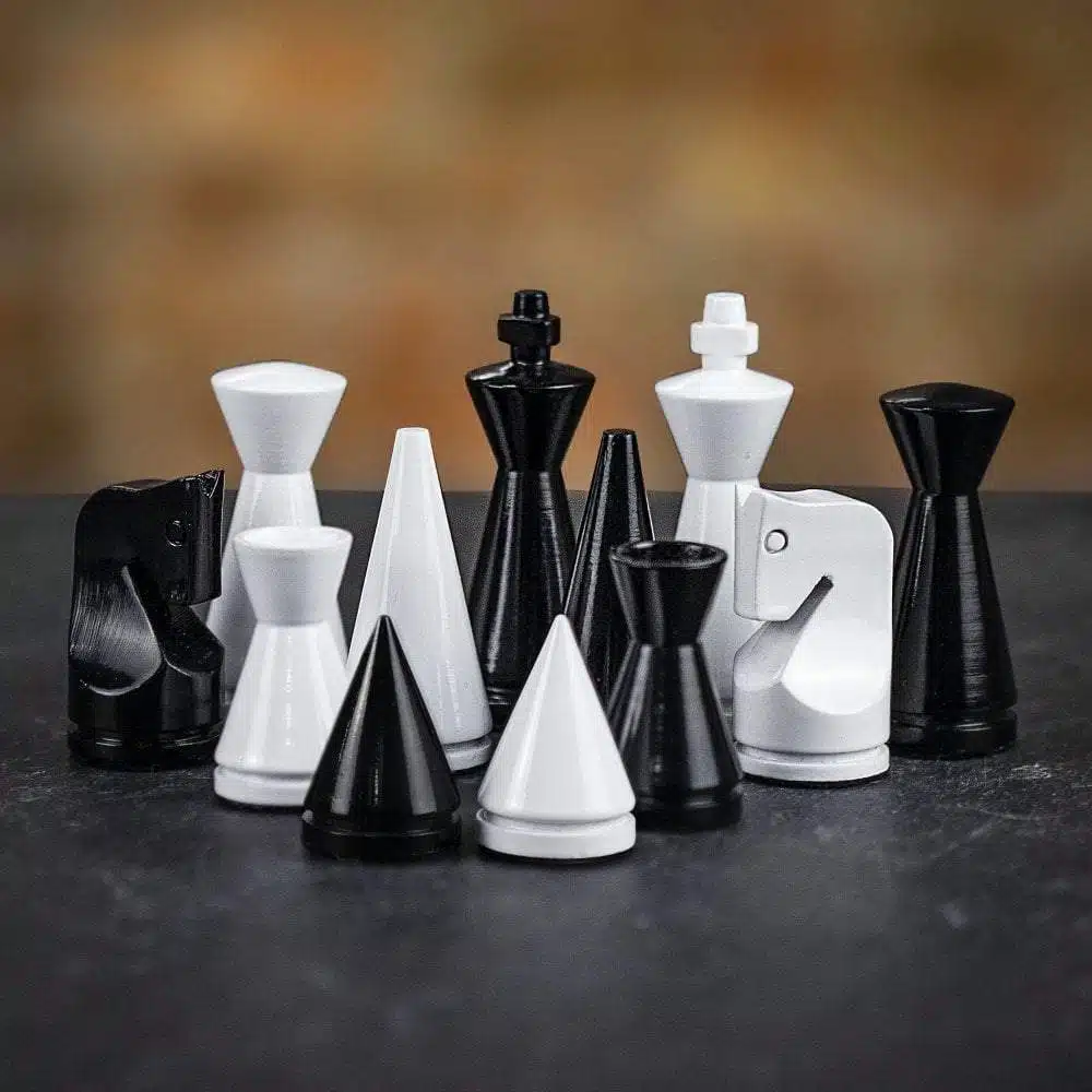 Ensemble Pyramide Moderne Gris Echiquier en Bois de Bruyère et d'Erable & Jeu d'Echecs en Bois Laqué Noir et Blanc – Image 3