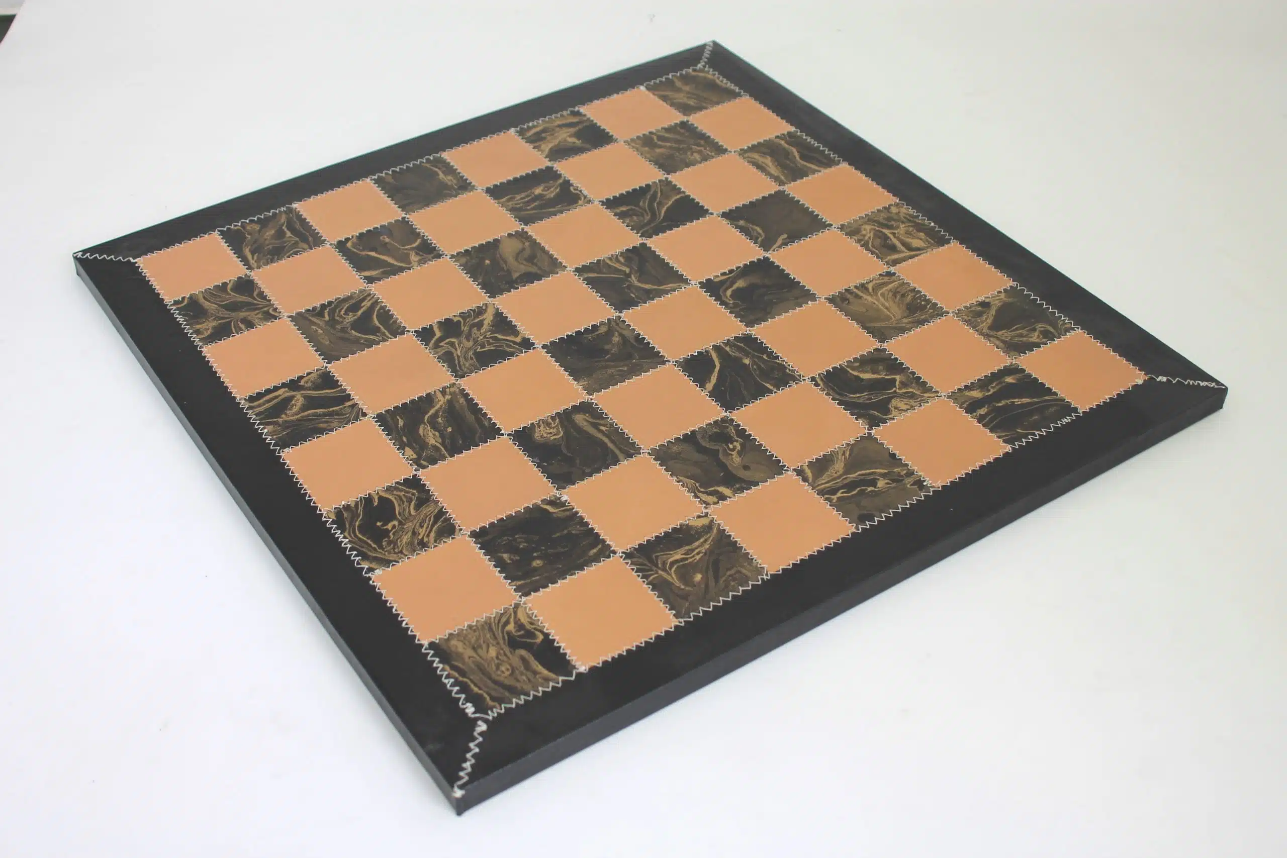 Ensemble Cuir et Laiton Echiquier en Cuir et Jeu d'Echecs en Laiton Plaqué Or et Argent – Image 3
