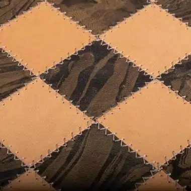 Échiquier en cuir véritable, gros plan des cases en losange cousues