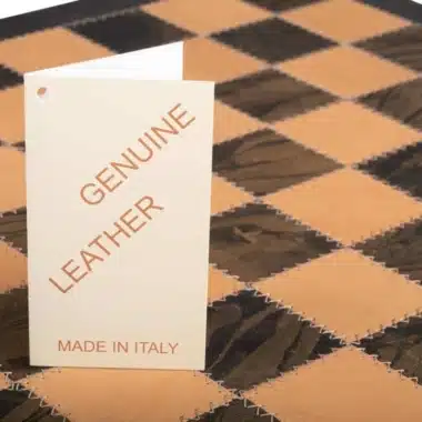 Échiquier en cuir véritable, carte authentifiant le cuir véritable posée sur le plateau