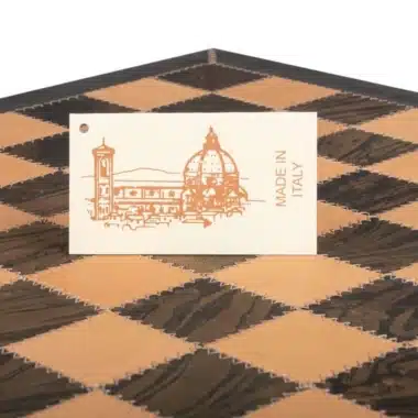 Échiquier en cuir véritable, étiquette Made in Italy sur le coin pointu du plateau