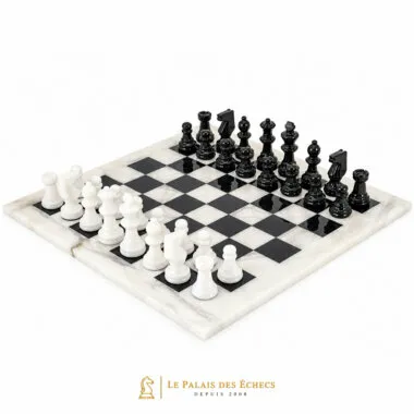 Ensemble complet en marbre blanc et noir, pièces disposées en début de partie