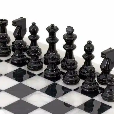 Ensemble "Blanc et Noir" Echiquier et Jeu d'Echecs en Albâtre de Volterra