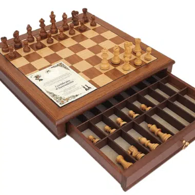 Alternative view of Ensemble "Tilleul Small" Echiquier en Bois de Noyer avec Tiroir de Rangement & Jeu d'Echecs Staunton en Bois