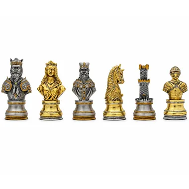 Pièces d'échecs à bustes médiévaux, finitions dorées et argentées alignées